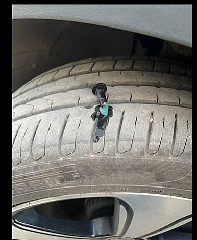 奔驰汽车通病，劣质玻璃水沉淀凝结堵塞玻璃水滤网，拧一个螺丝三个卡扣就可维修